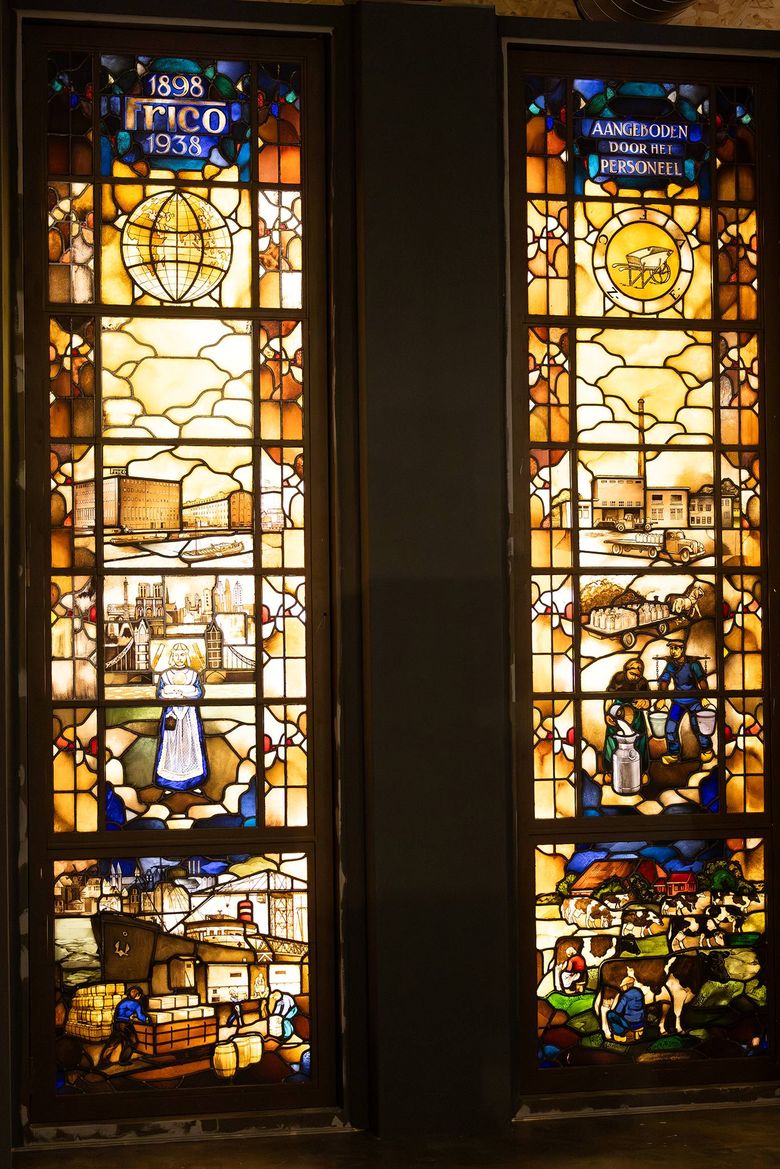 Een uniek glas-in-loodraam toont hoe melk van de koe via verwerking tot wereldwijd exportproduct wordt. Ooit geschonken door personeel van de CCF (nu FrieslandCampina) – een kleurrijk eerbetoon aan de Friese zuivelgeschiedenis