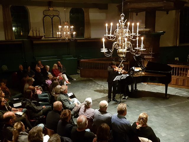 Een concert bij kaarslicht in de Nicolaaskerk op Vlieland