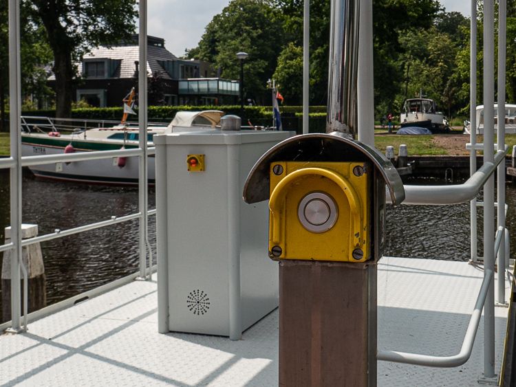 Met een druk op de knop komt het pontje naar je toe