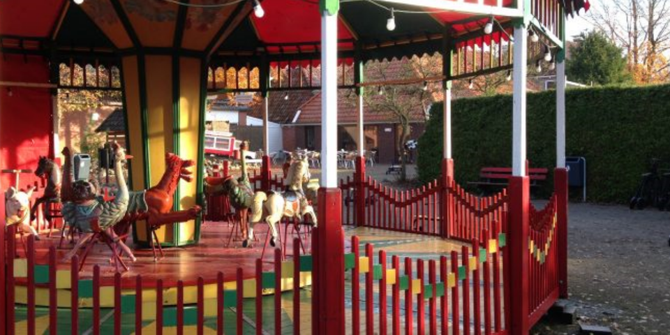 Een draaimolen bij het speelgoedmuseum.