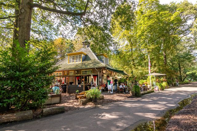 Boshuis Venkraai in Oisterwijk in het najaarszonnetje. De horeca ligt midden in de Oisterwijkse bossen en heeft een gezellig, groot terras en kleine binnenruimte. Het lijkt binnen op een bruin cafe.