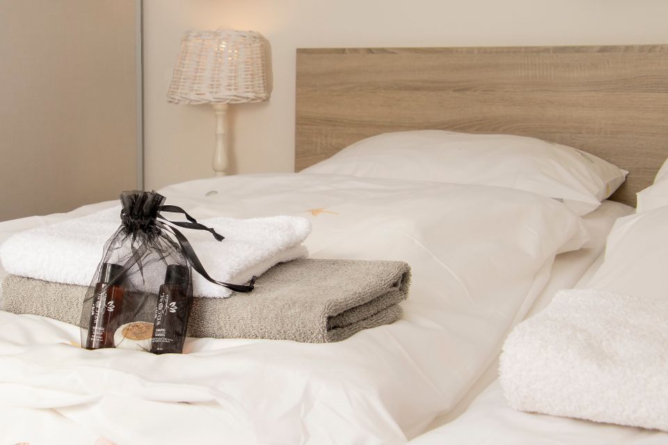 De bedden zijn standaard opgemaakt in al onze huizen.