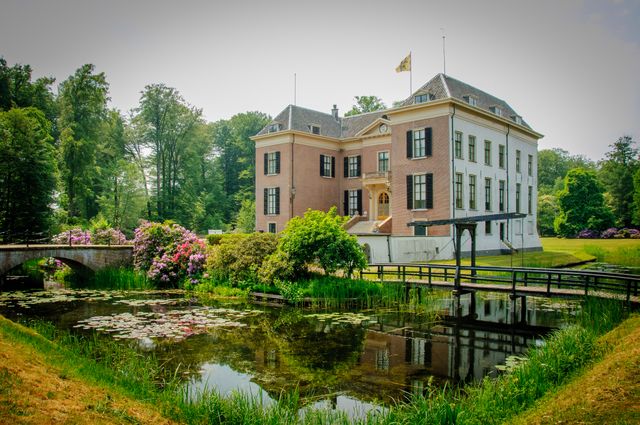 Huis Doorn wordt omringd door een groene tuin, vijvers en historische bruggetjes. De statige buitenplaats ligt midden in een parkachtige omgeving.