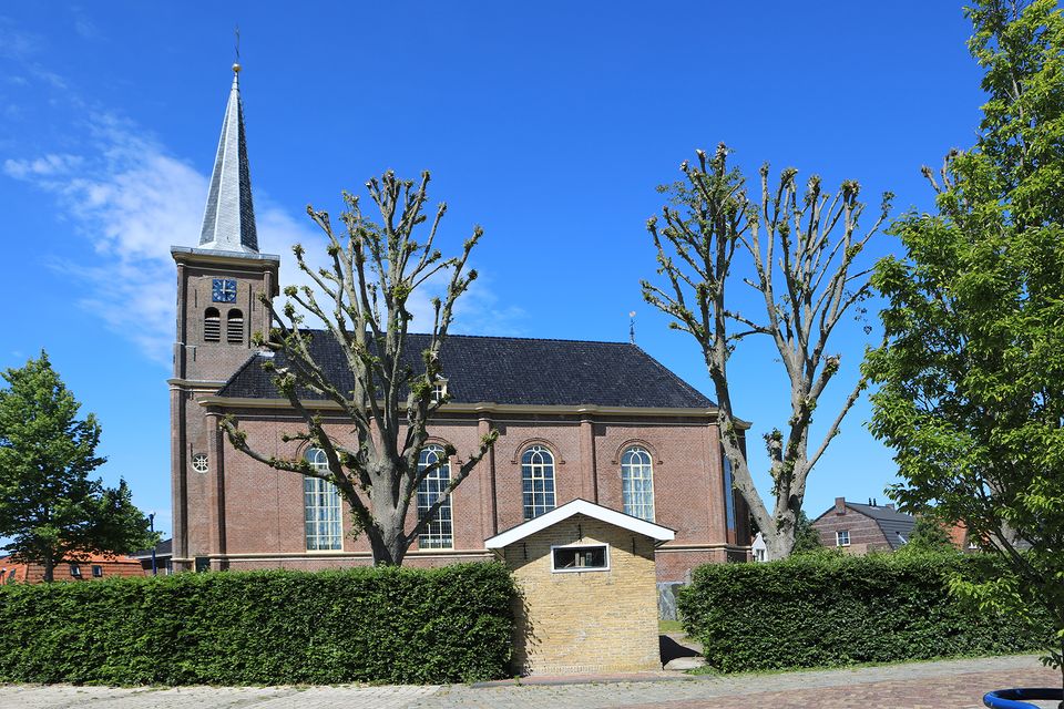 De kerk van Koudum op een heldere dag