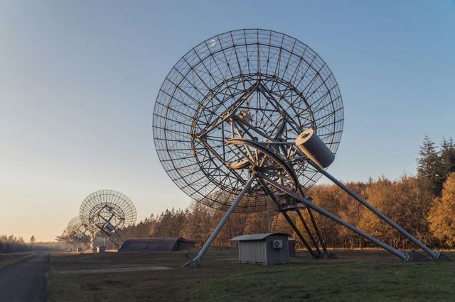 Eine Reihe von Radioteleskopen in der Natur.