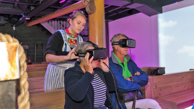 Twee mensen die kijken naar de Experience Volendam