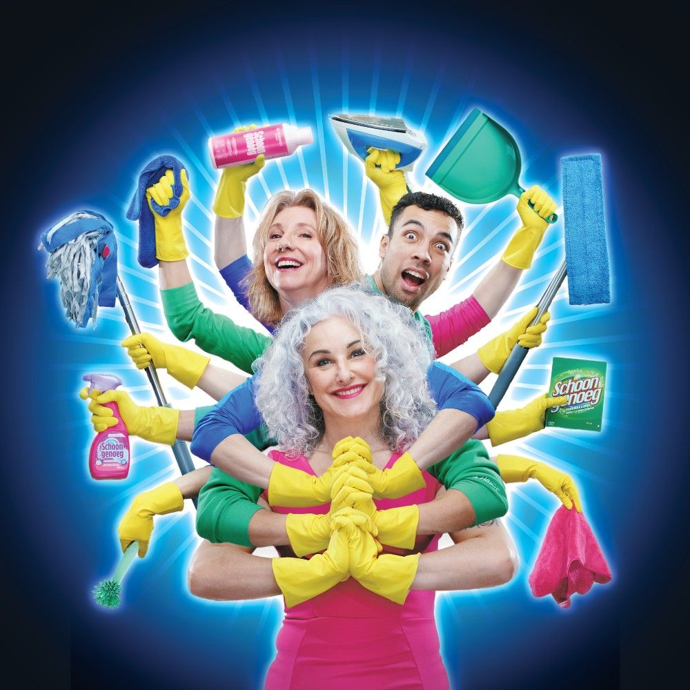 Zamarra, Dianne en Aron staan achterelkaar met gele huishoudhandschoenen aan. Rondom hun zijn extra handen die schoonmaakspullen vasthouden.