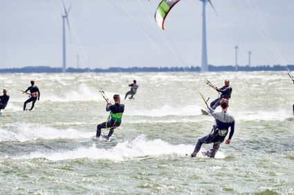 Kitesurfers op het water.