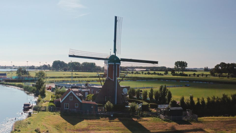 Voorkant van de Vlietmolen van dichtbij in Hoogmade