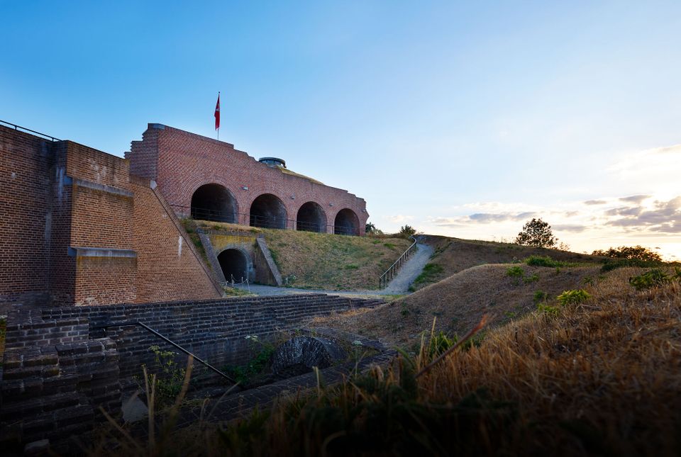 Fort Sint Pieter Maastricht zijkant vanaf gras