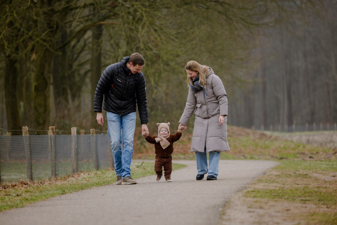 Gezin is aan het wandelen.