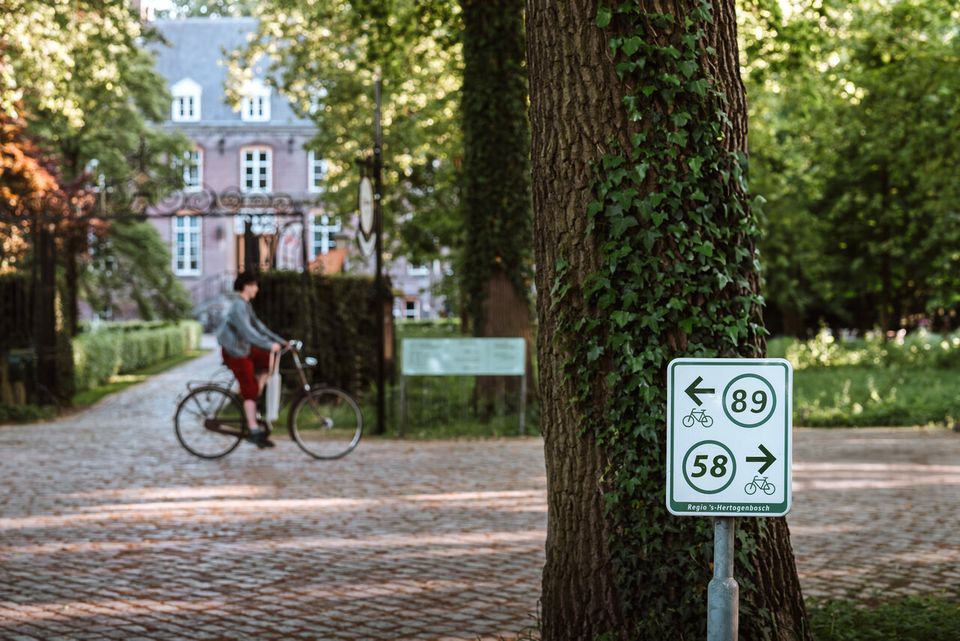 Volg de wit-groene bewegwijzering van knooppunt naar knooppunt en fiets de Leerroute Oisterwijk.