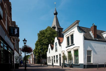 Drie huizen naast elkaar in de winkelstraat.