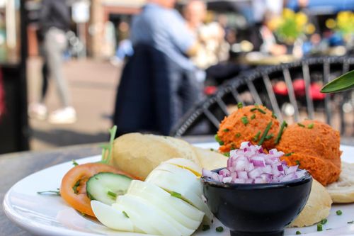 Een broodje op het terras van 't Hoedje van de Koningin