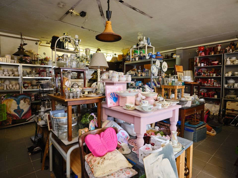 Interieur van tweedehandswinkel SamSam op de Neuweg in Hilversum.