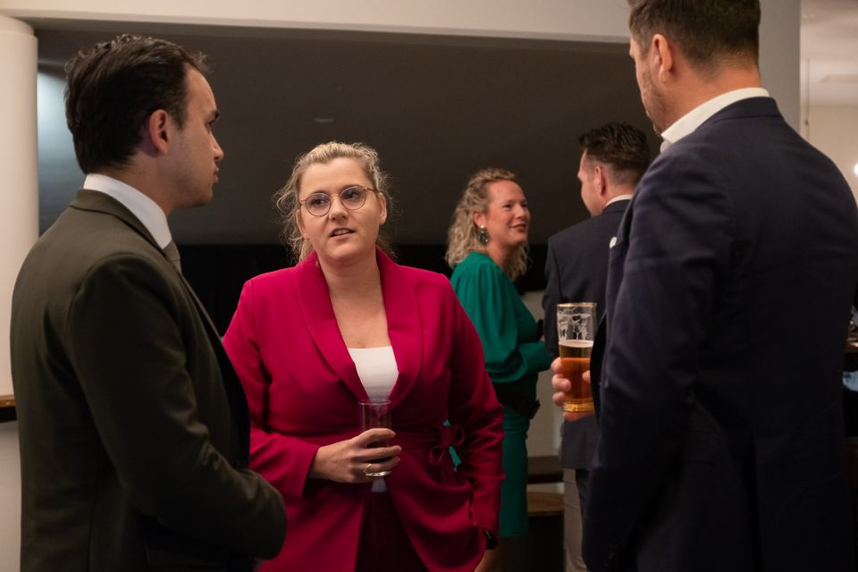 Netwerkgesprek tussen diverse mensen.