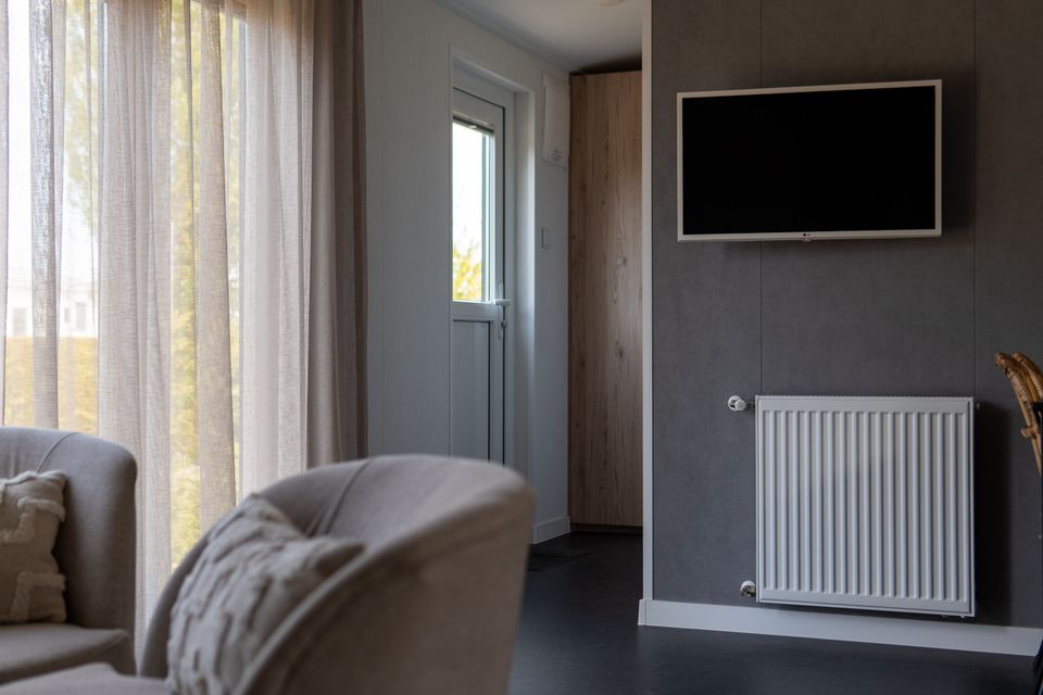 Helles Wohnzimmer in einem 4-Personen-Chalet auf dem Camping De Wulp in Noordwijk