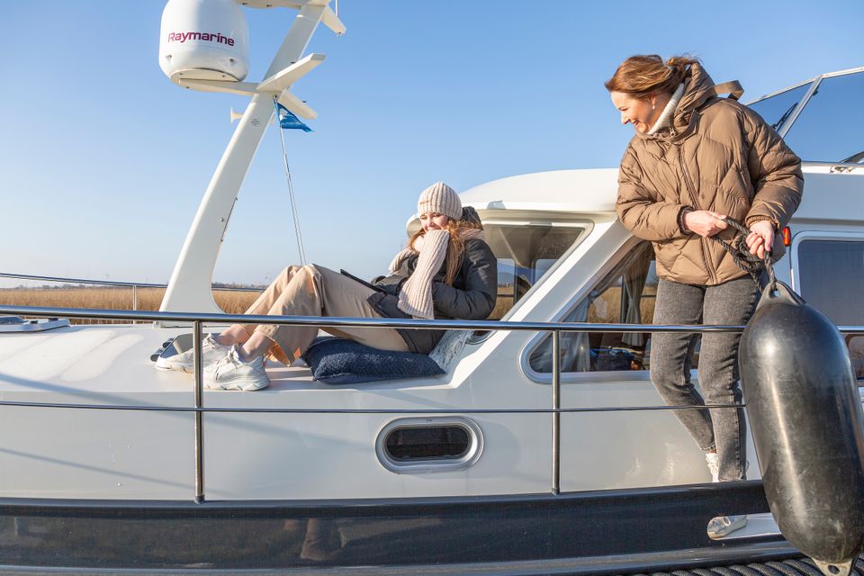 twee vrouwen op een boot in de winter