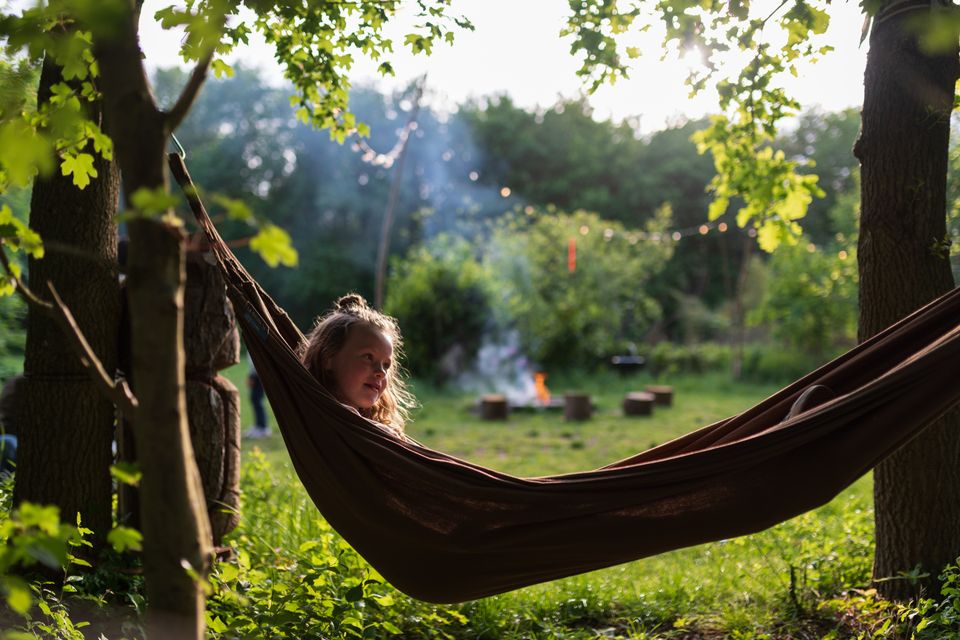 Ein Mädchen in der Hängematte auf einem Campingplatz in Drenthe.