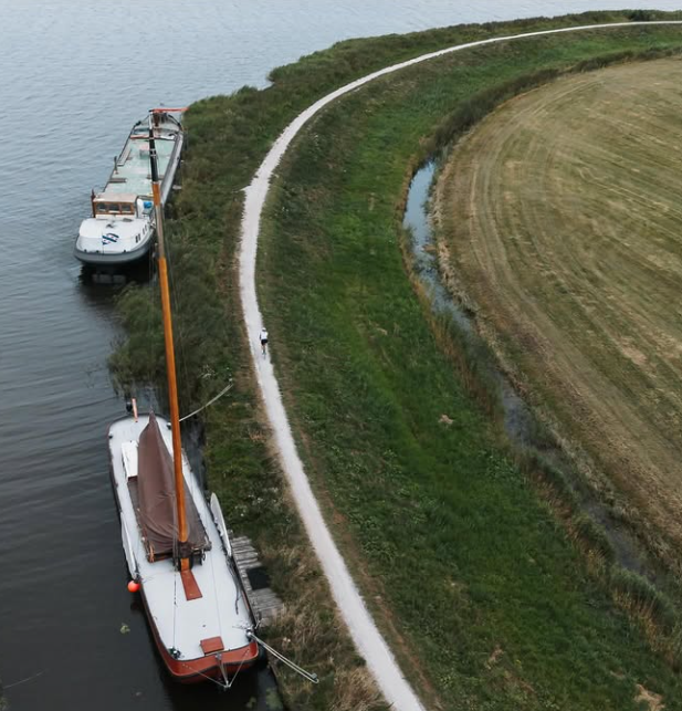 Een bovengezicht van twee skutsjes op het water.