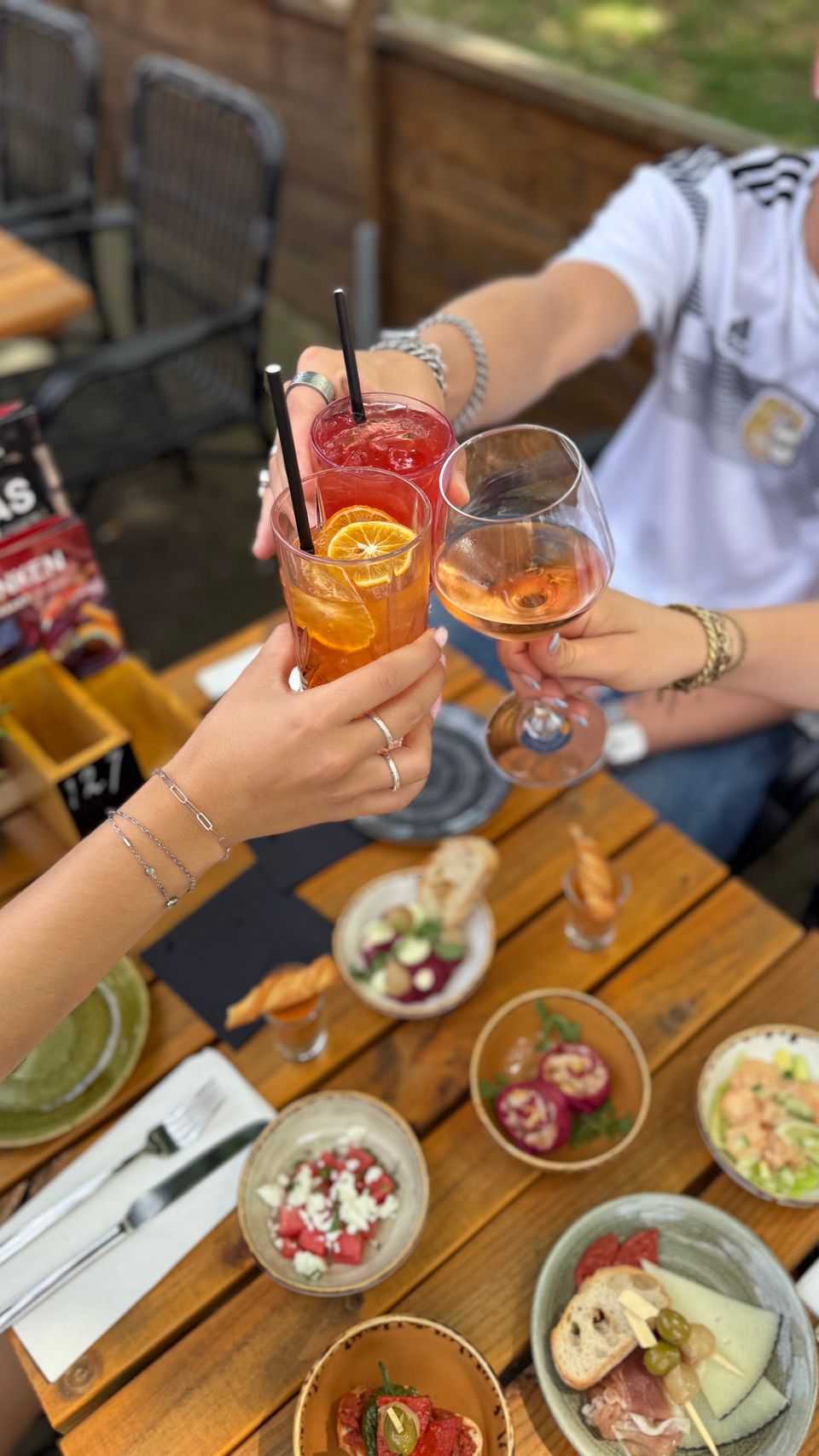 Cheers met drankjes
