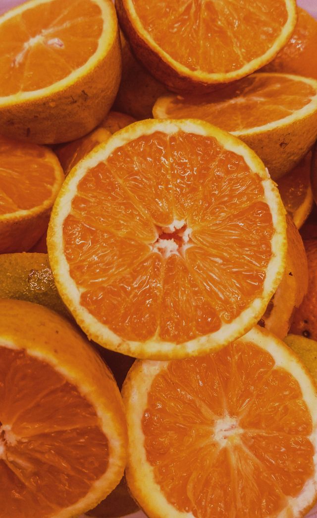 Photo by Leonardo de Assis on Unsplash, opengesneden sinaasappels
