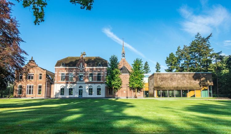 Buitenkant van Kloosterhotel ZIN met het oude gebouw en de nieuwe aanbouw
