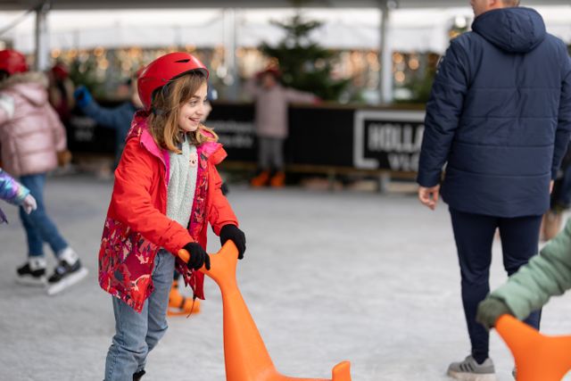 Vrolijk hand aan het schaatsen