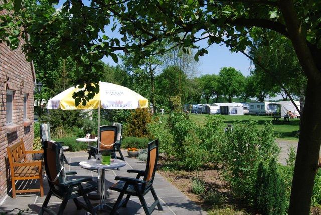 Terrasje bij camping de Hooiberg