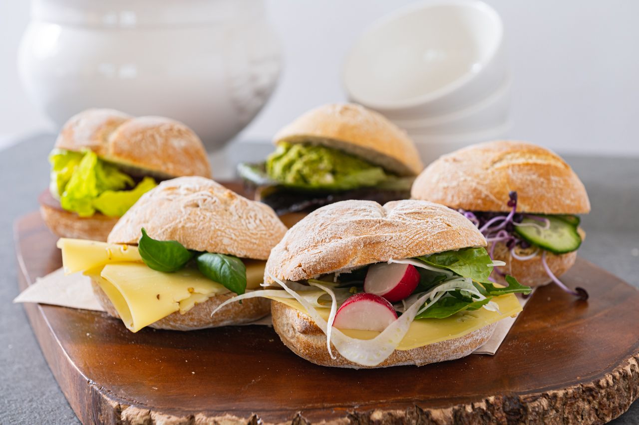 Lunch met verschillende gezonde broodjes
