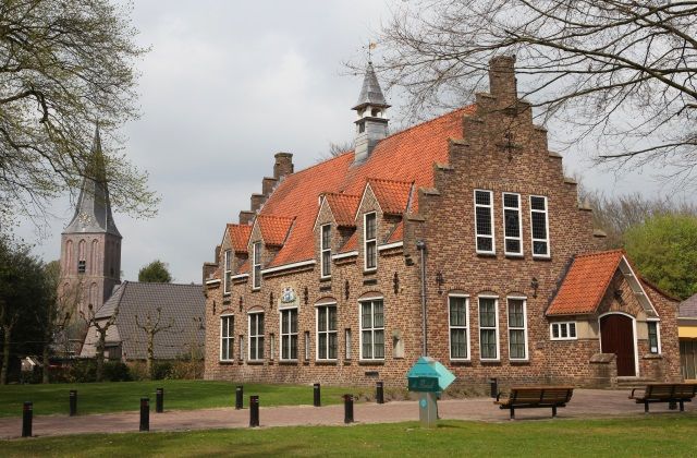 Het gemeentehuis van Sleen is een rijksmonument, gebouwd in neoklassieke stijl.