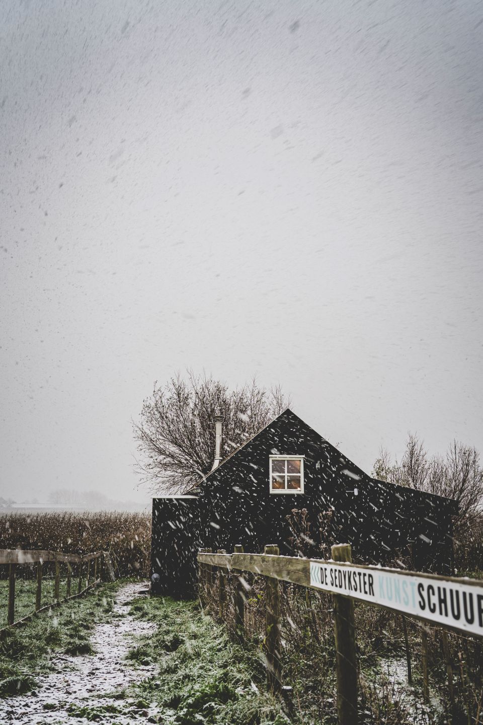 De Sedykster Kunstschuur, kleinschalige expositieplek bij de Friese waddendijk, tussen zee en land bij Tzummarum.