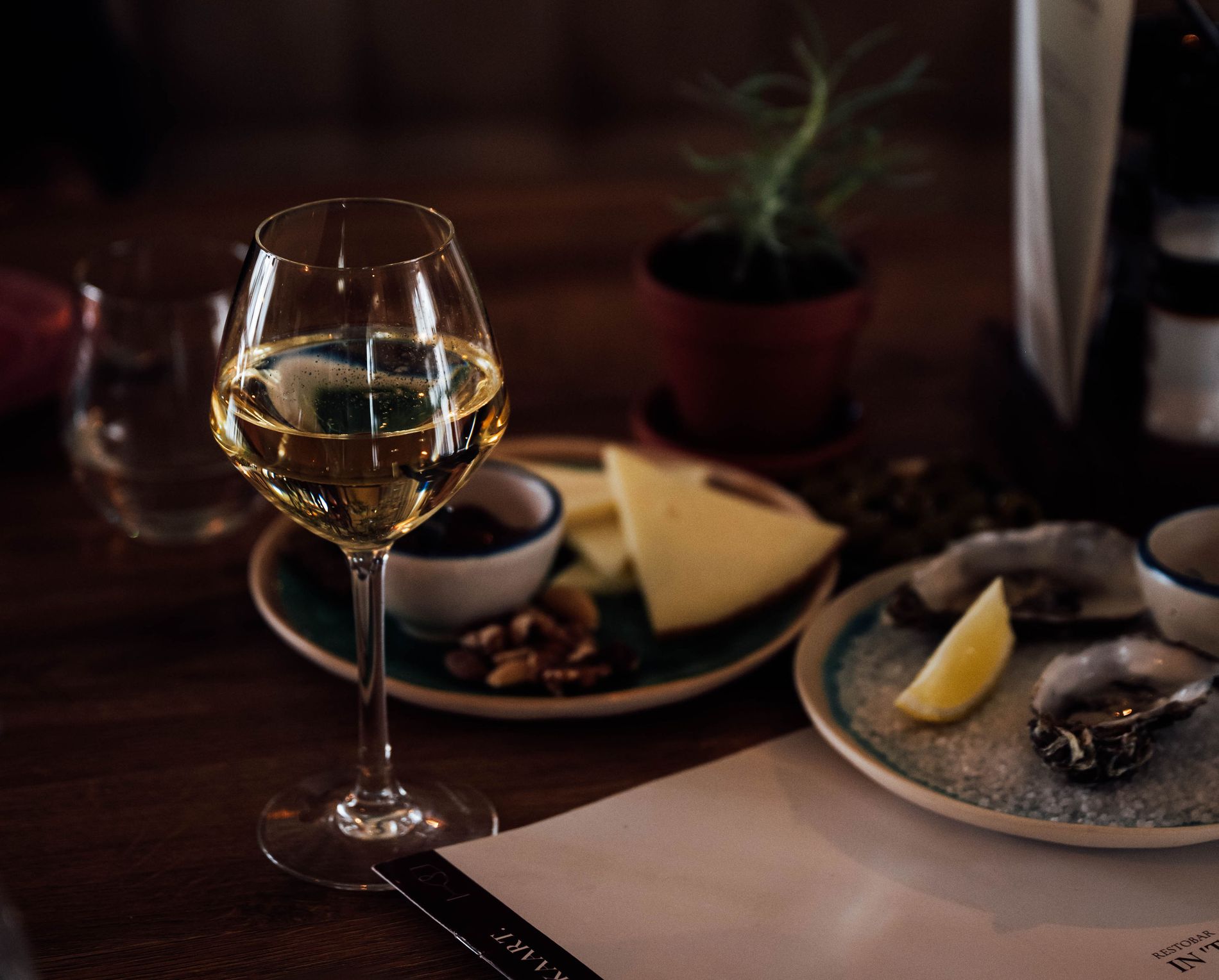 glazen wijn en hapjes op tafel
