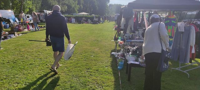 Grasveld met kraampjes