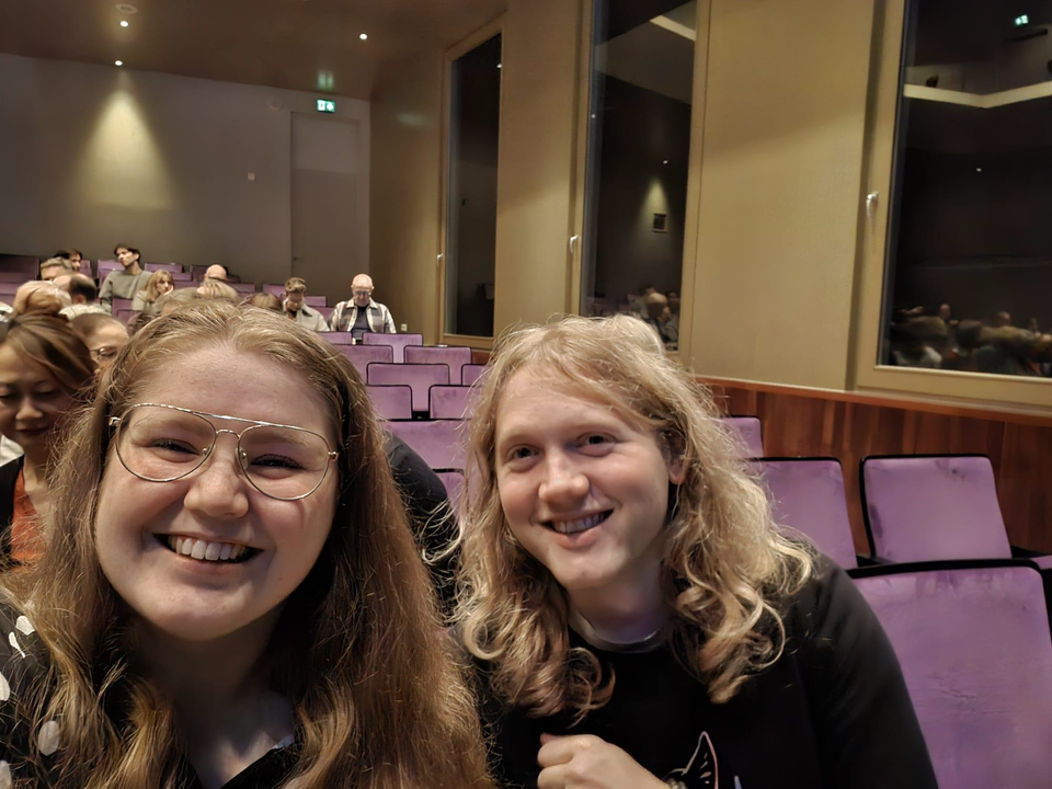 Twee studenten bezoeken HEAR//HERE in de Aalmarktzaal van de Stadsgehoorzaal.