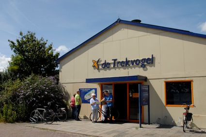 Bezoekerscentrum De Trekvogel van Stichting Flevo-Landschap is gevestigd In het oudste gebouw van Almere. In het bezoekerscentrum is veel aandacht voor de verschillende diersoorten die in de omliggende natuurgebieden voorkomen, zoals in het Natura 2000 gebied de Lepelaarplassen.