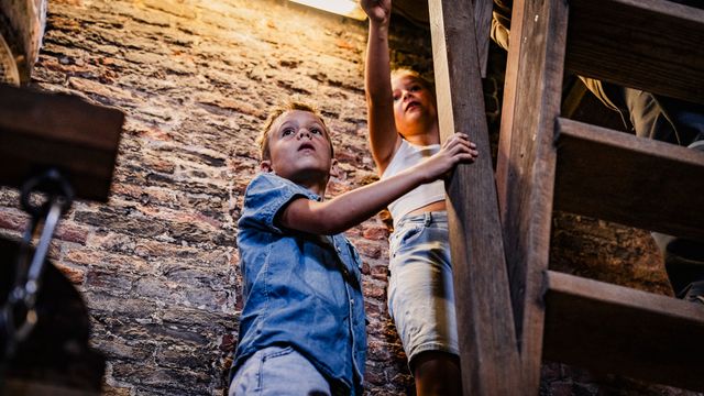 Kinderen bewonderen de cultuur in Edam