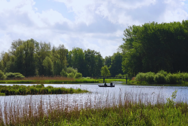 Twee mannen op een bootje die aan het vissen zijn in Het Twiske