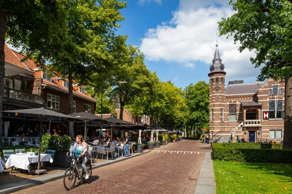 Volle terrassen op De Lind in Oisterwijk tijdens zonnige dag met op achtergrond het Oude Raadhuis
