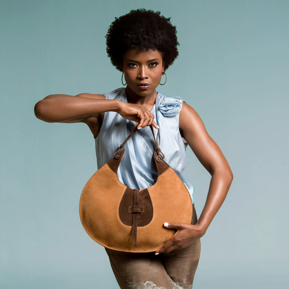 model met leren tas