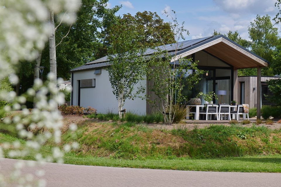 Vooraanzicht van een vakantielodge in het groen