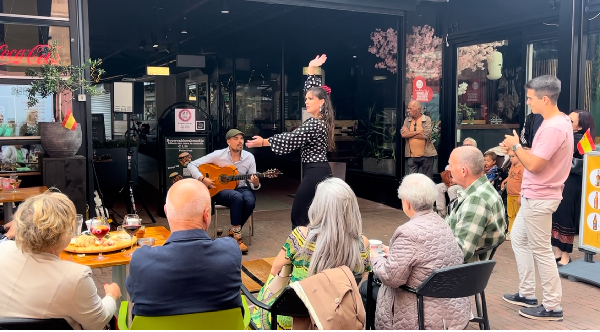 Vrouw danst voor publiek