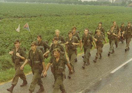 Een detachement Limburgse Jagers op het parcours van 40 km onderweg op de eerste dag van de 55e Vierdaagse.