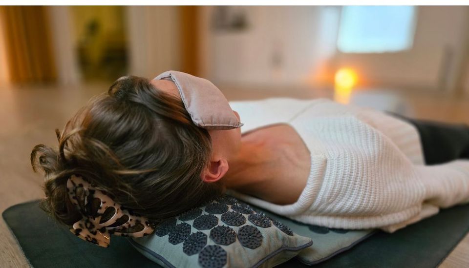 Vrouw ligt ontspannen op een yogamat