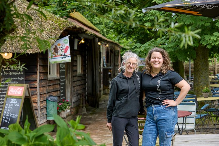 Yvonne en Renske voor de Buitenman