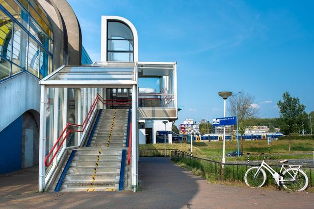 De buitenkant van de Mandelabrug. Je ziet een trap die gebruikt kan worden om naar boven/beneden te gaan.