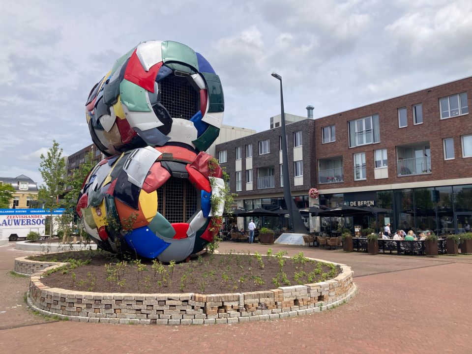 Dada-monument op het Raadhuisplein in Drachten