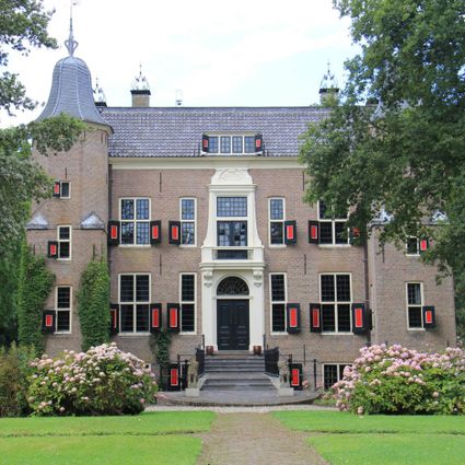 Historisch landhuis Landgoed Linschoten, Linschoten, Groene Hart, monumentaal landhuis met symmetrische gevel, karakteristieke torens, rode luiken en verzorgde tuin op het eeuwenoude landgoed.