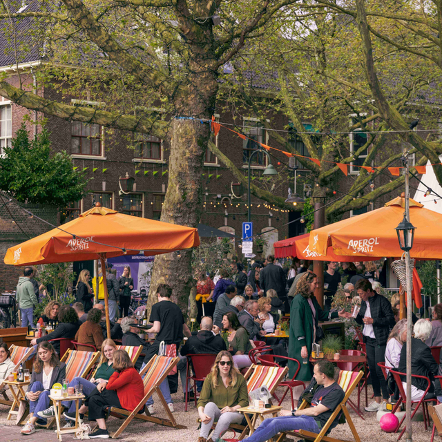 Mensen op het doelenplein in Delft tijdens het bevrijdingsfestival