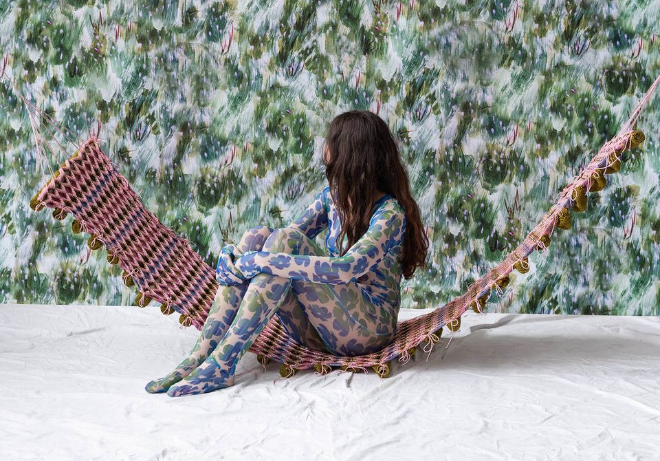 Een vrouw op een hangmat